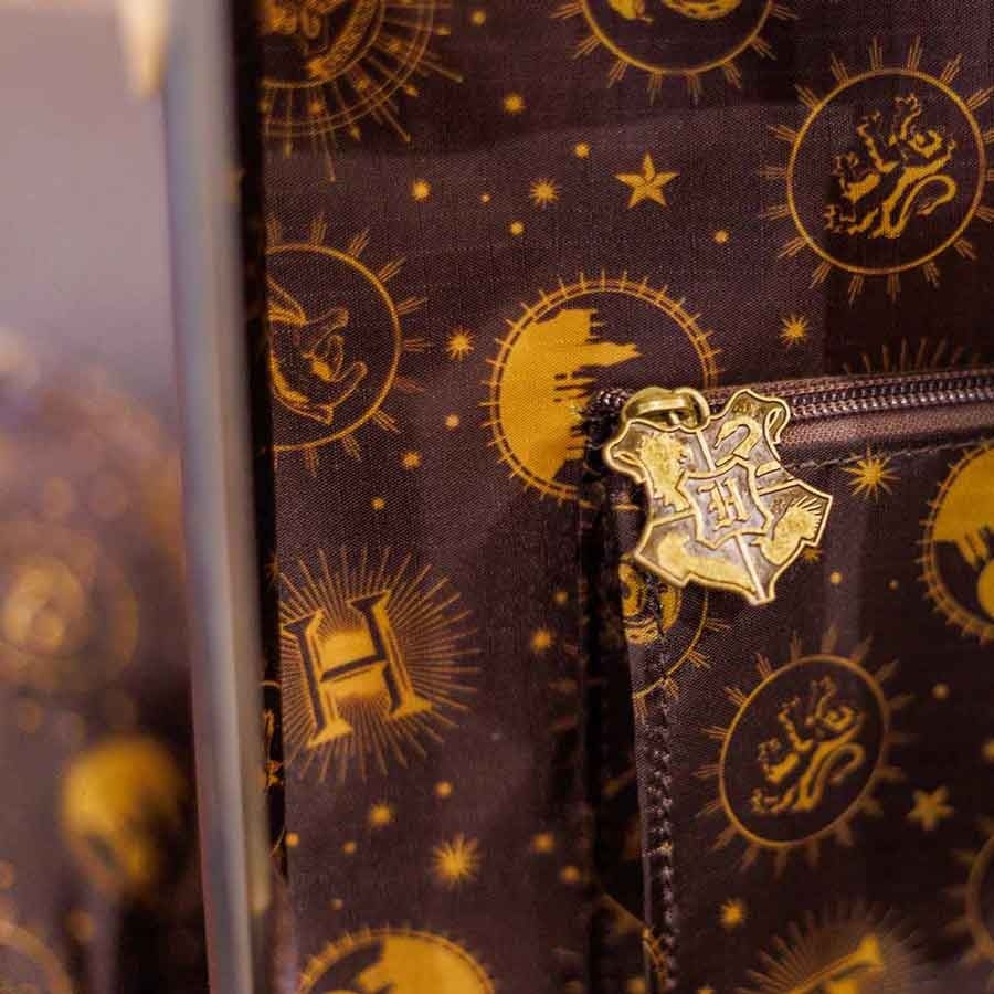 ホグワーツエンブレムのチャーム付き