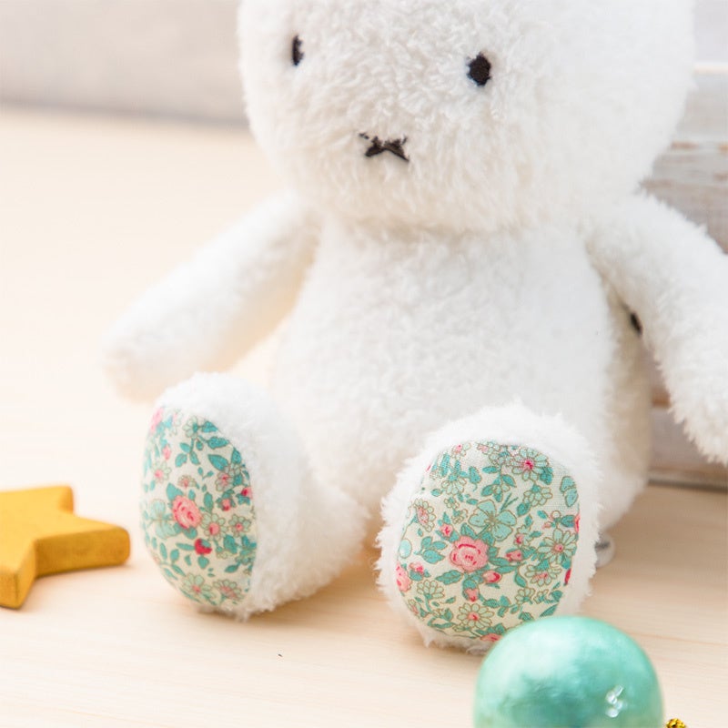 足元にはお花柄がデザインされています。