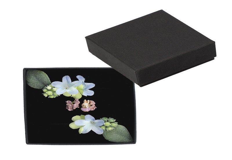 ※特製ギフトボックスイメージ。 商品により付属の造花の色が異なります。