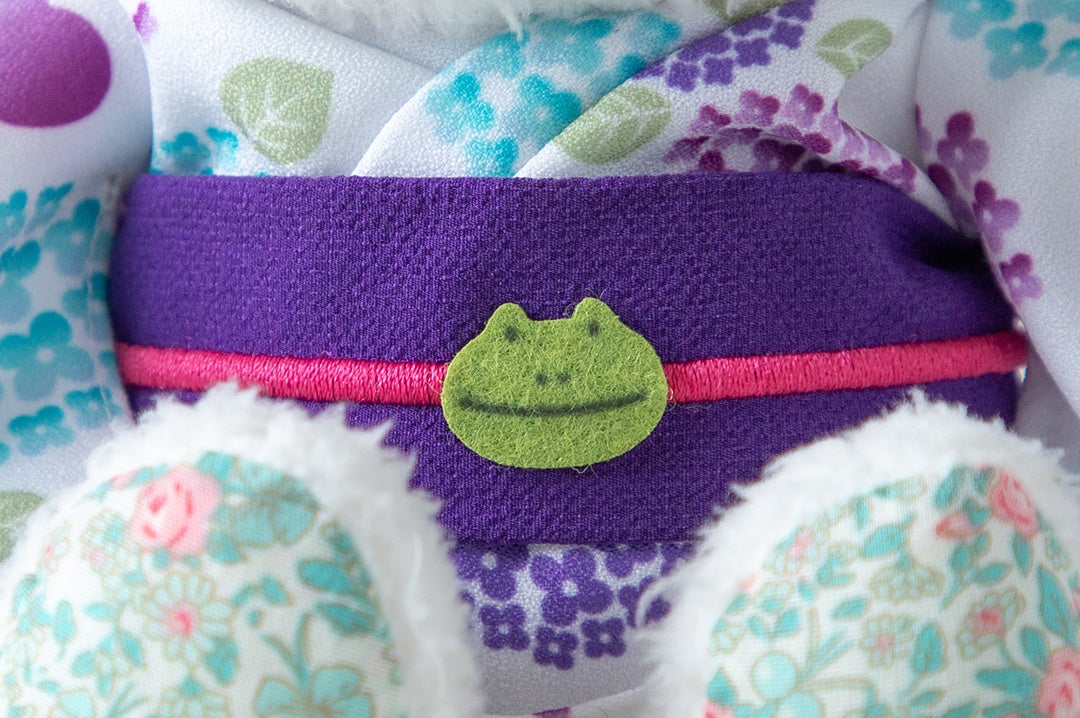 カエルモチーフの帯留めがアクセントに