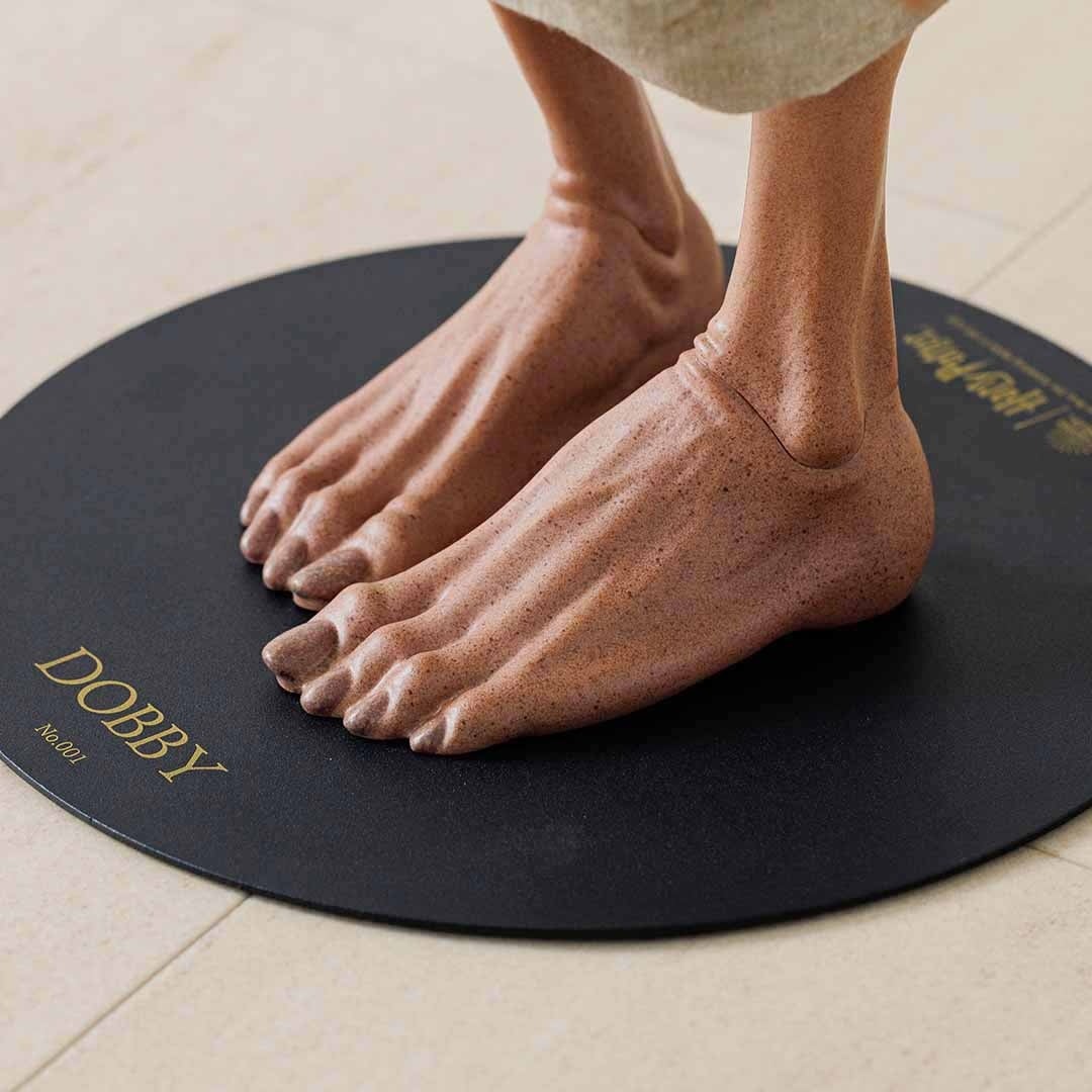 足元のプレートには「DOBBY」のロゴとシリアルナンバーが