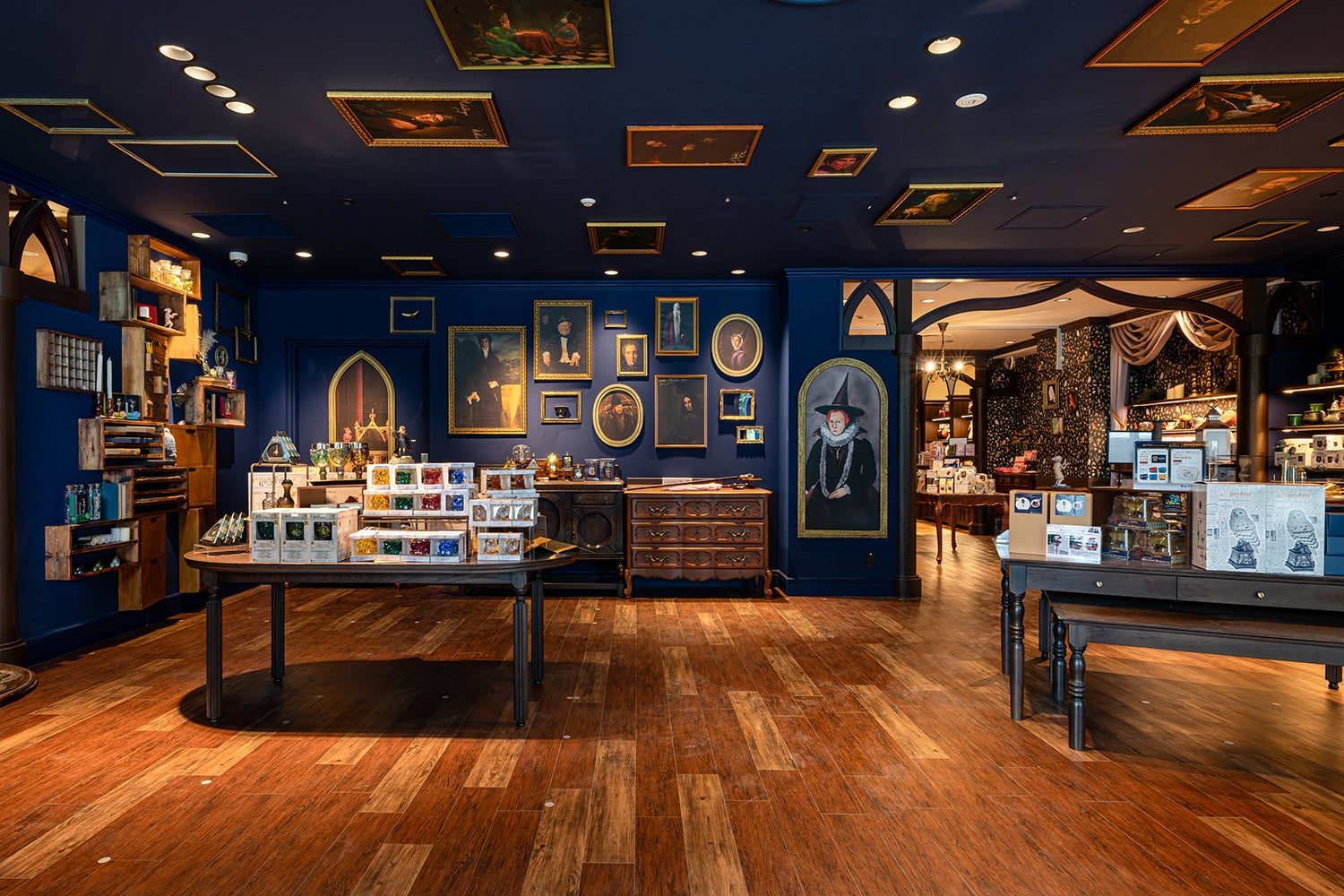 魔法使いの肖像画が壁面にあしらわれたコーナー