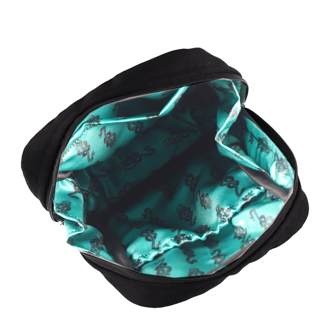 両側の収納ポケットは片方の縁にゴムが入っており、使い分けが可能