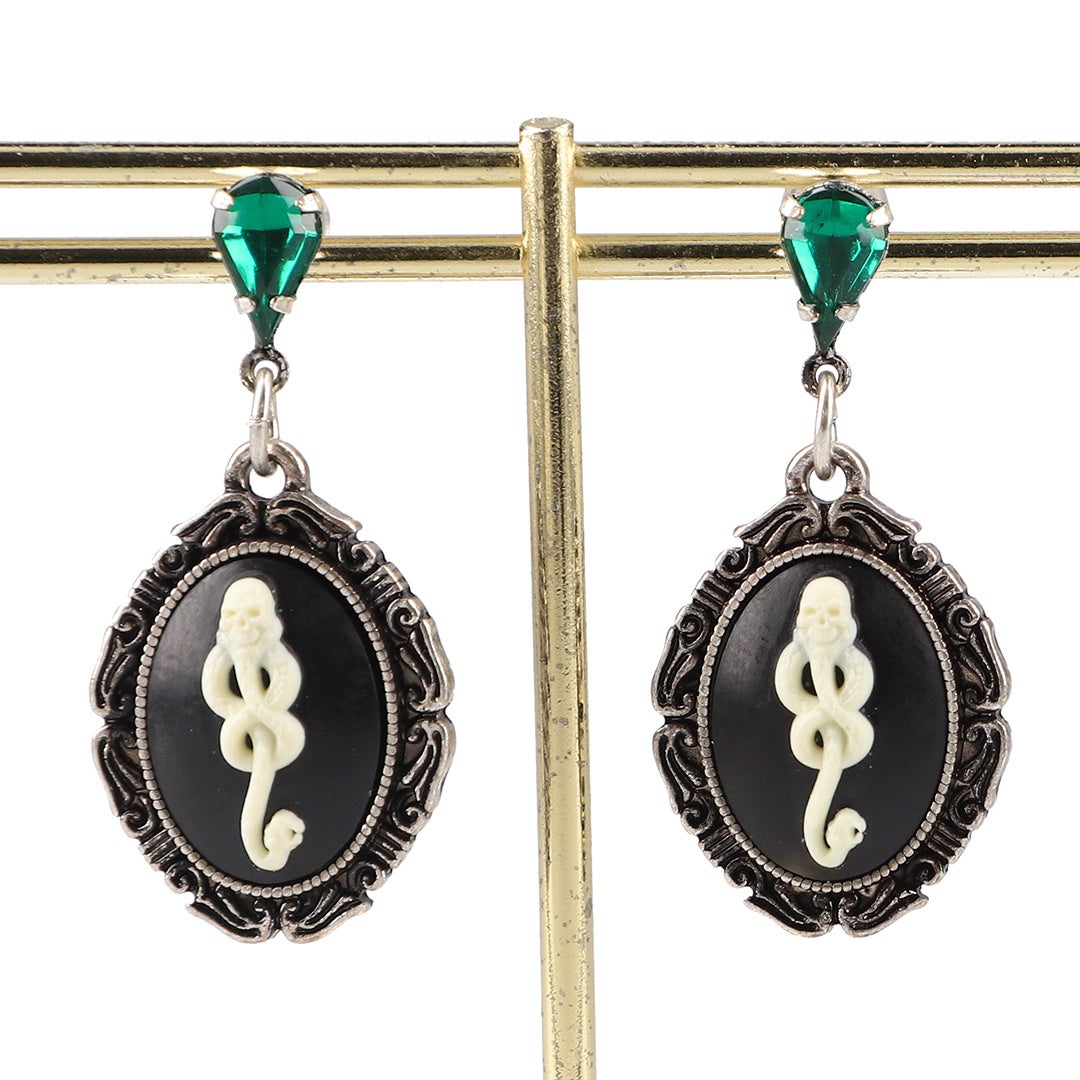 ピアス・イヤリングともにカメオモチーフのデザインは同一（画像はピアス）