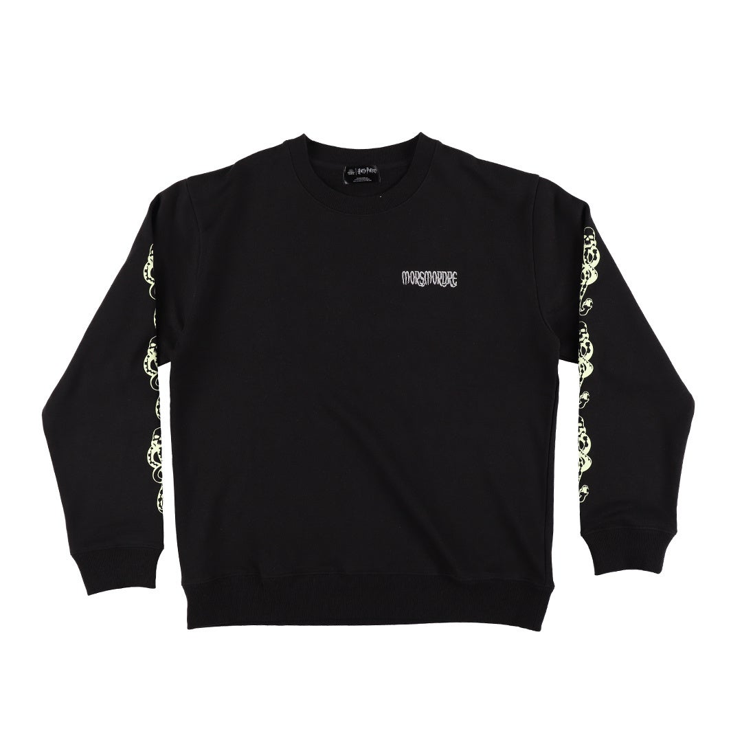 胸元には闇の印を空に放つ呪文 「MORSMORDRE」の文字が刺繍されている