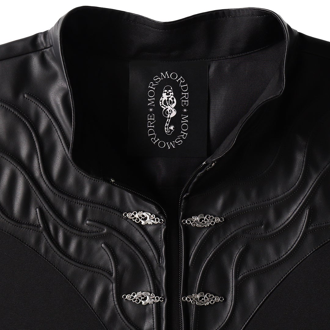 メタルの飾りボタンがアクセントに。タグには闇の印と「MORSMORDRE」の呪文が