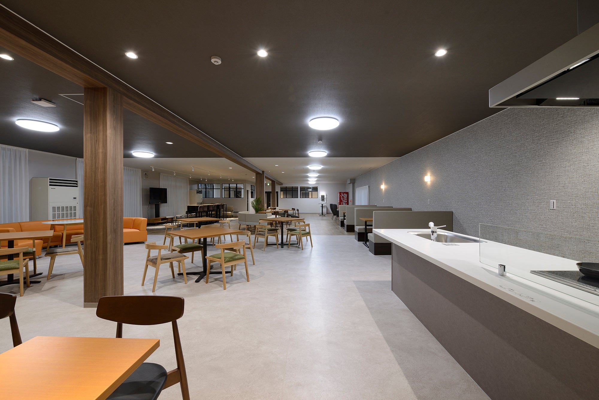 共用棟　メインリビング　キッチンスペース