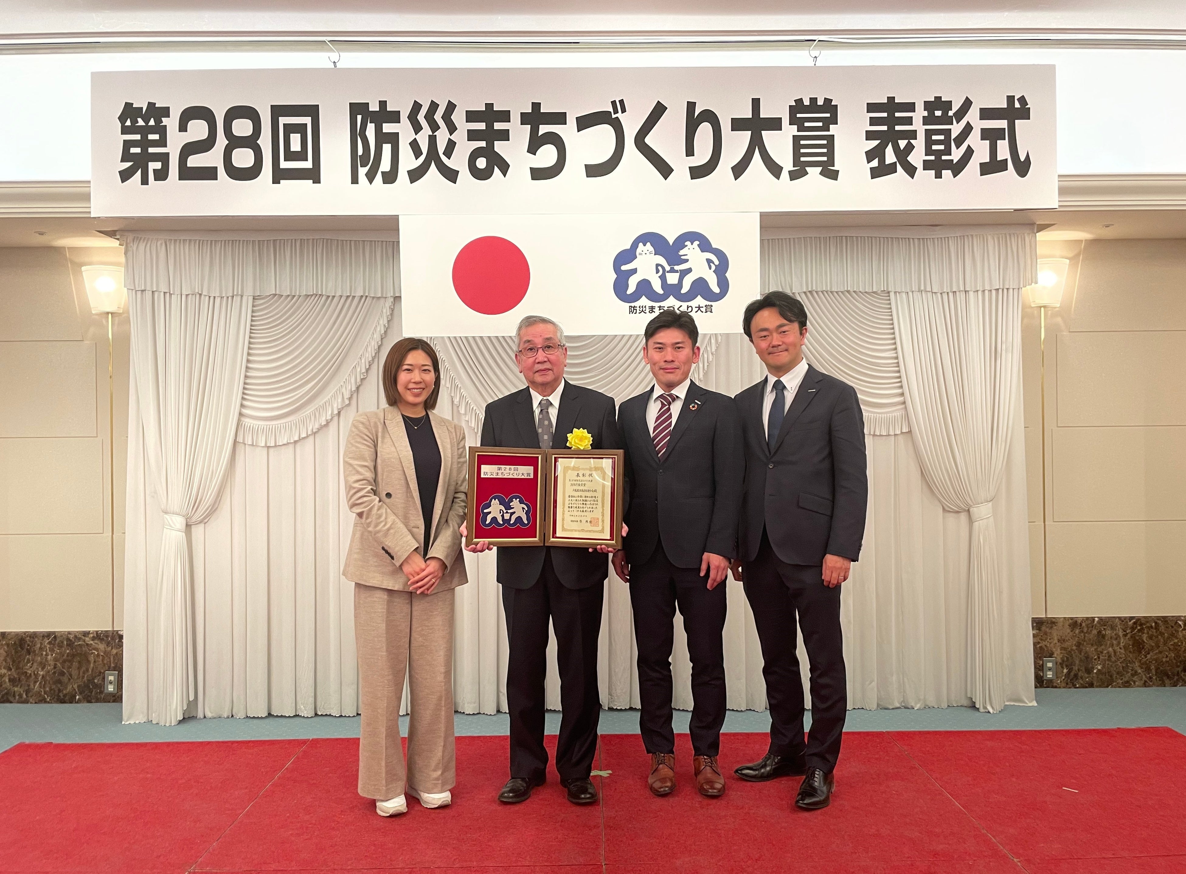 【第28回 防災まちづくり大賞　表彰式の様子】 左より、株式会社HITOTOWA 鳥山 あゆ美、戸越銀座商店街連合会 会長 山村 俊雄、パナソニック ホームズ株式会社 東京支社　阿部 亮介、北條 賢宏