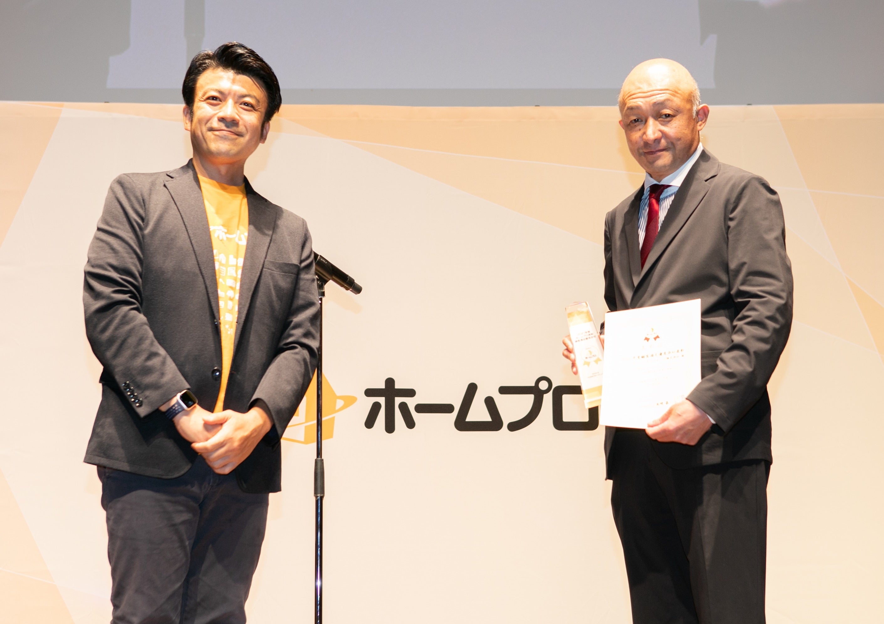 ホームプロ表彰2021年度 表彰式の様子（ 左：株式会社ホームプロ　代表取締役社長　尾崎 泰三様／右：パナソニック リフォーム株式会社　代表取締役社長　細谷 昭弘）