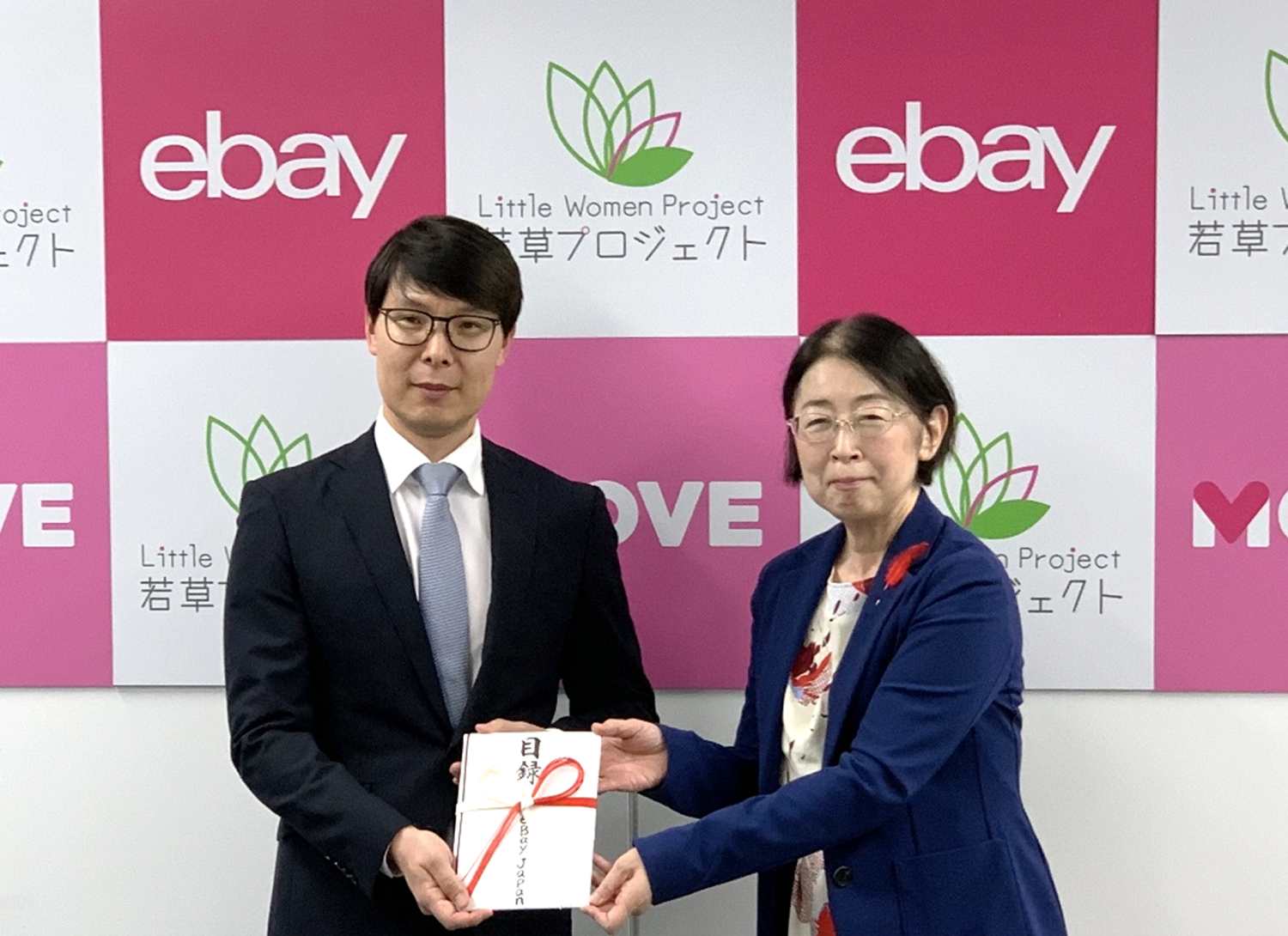 贈呈式の様子（写真左から）eBay Japan　グ ジャヒョン、若草プロジェクト　村木 厚子様