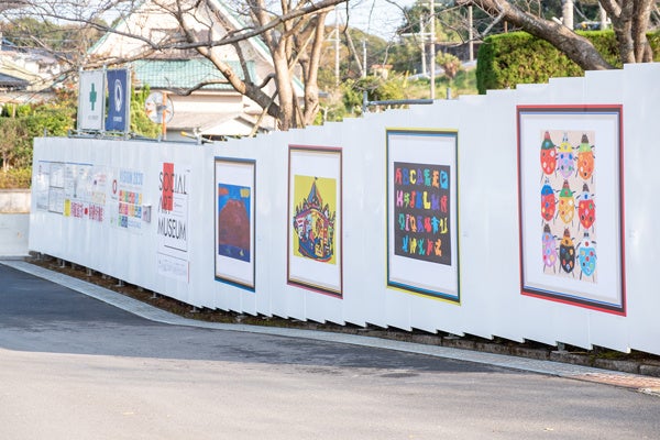 鹿児島県内にて、大和リースが施工する建設現場（福祉施設）の仮囲いに展示しているアート作品
