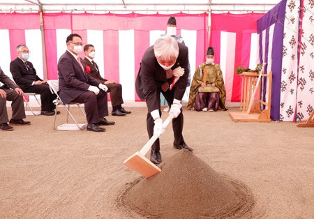 【2022年3月9日に実施した地鎮祭の鍬入れの様子】（大和ハウス工業株式会社 　執行役員 諏訪和美）