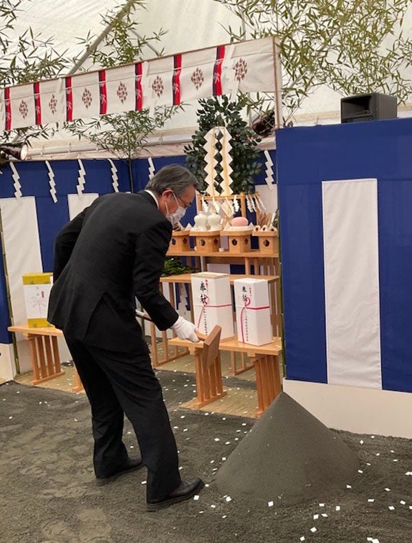 【2022年3月9日に実施した地鎮祭の鍬入れの様子】（大和ハウス工業株式会社　取締役常務執行役員　浦川竜哉）