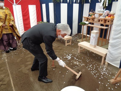 【2022年3月15日に実施した地鎮祭の鍬入れの様子】 （大和ハウス工業株式会社 執行役員 諏訪和美）