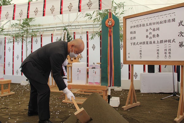   【2022年9月29日に実施した地鎮祭の鍬入れの様子】 （大和ハウス工業株式会社　執行役員　東京本店長　更科雅俊）