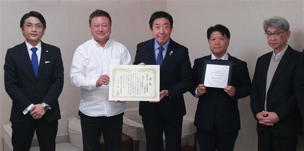 2022年11月25日に行われた前橋市 山本龍市長への報告会の様子 　 左側より：大和ハウス工業株式会社 群馬支社長 柳澤、NPO法人 三和会 理事長 三俣、山本市長、株式会社フレッセイ 部長 中嶋、株式会社サンシー 社長 内田