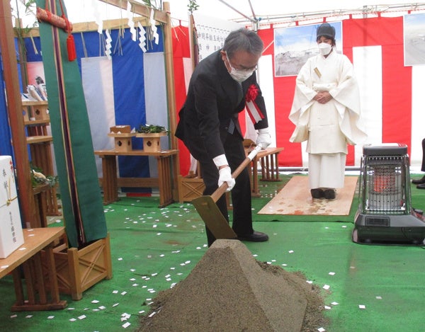 【2023年2月13日に実施した地鎮祭の鍬入れの様子】（大和ハウス工業株式会社 取締役常務執行役員 浦川竜哉）