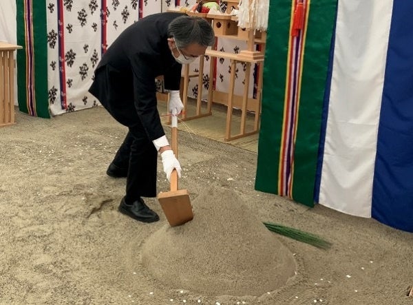 【2023年3月1日に実施した地鎮祭の鍬入れの様子】 （取締役常務執行役員　浦川　竜哉）