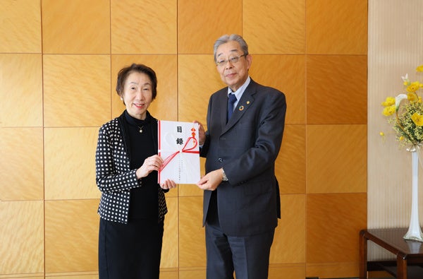 大和ハウス工業 取締役常務執行役員 出倉 和人から日本フィランソロピー協会 理事長 高橋 陽子様への目録贈呈シーン