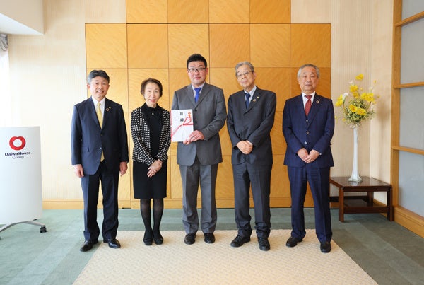 （左から）大和リビング株式会社　渡邉 光昭、公益社団法人日本フィランソロピー協会　高橋 陽子様、特定非営利活動法人ウィメンズハウス・花みずき　冨永 健太郎様、大和ハウス工業株式会社　出倉 和人、大和ハウス賃貸リフォーム株式会社　森田 一彦