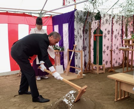 【2023年9月21日に実施した地鎮祭の鍬入れの様子】 （福島支店長　乾 敦史）