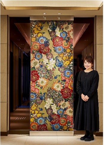 【新垣優香氏と紅型作品(琉球蝶花)】