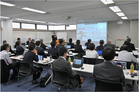 本社での発表会の様子