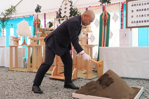 【2024年4月8日に実施した地鎮祭の鍬入れの様子】 （執行役員　更科 雅俊）