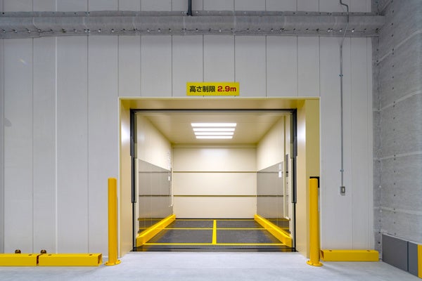 【荷物用エレベーター】