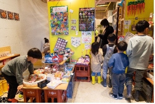 地域が支える駄菓子屋