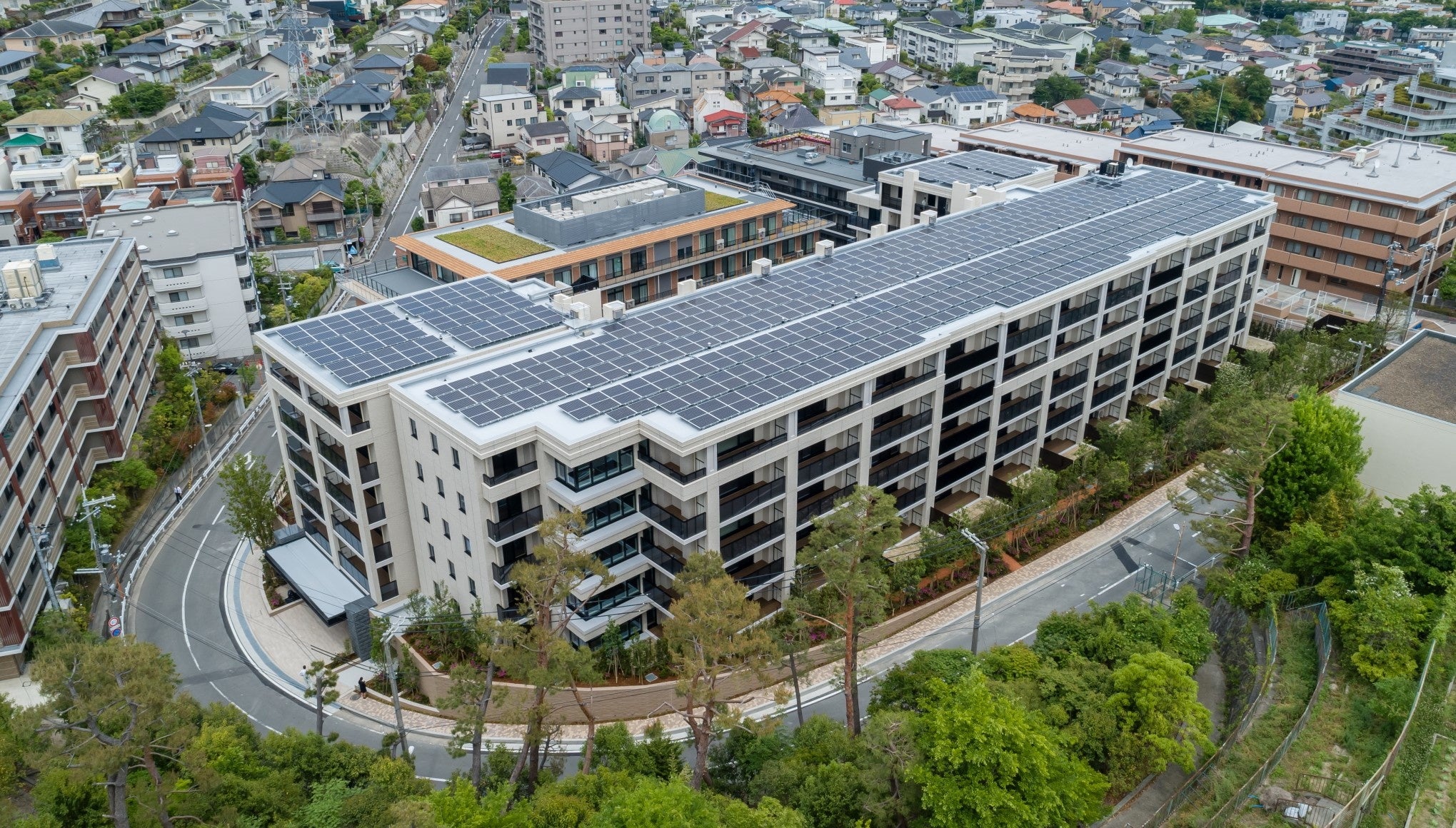 「外観と太陽光パネル」