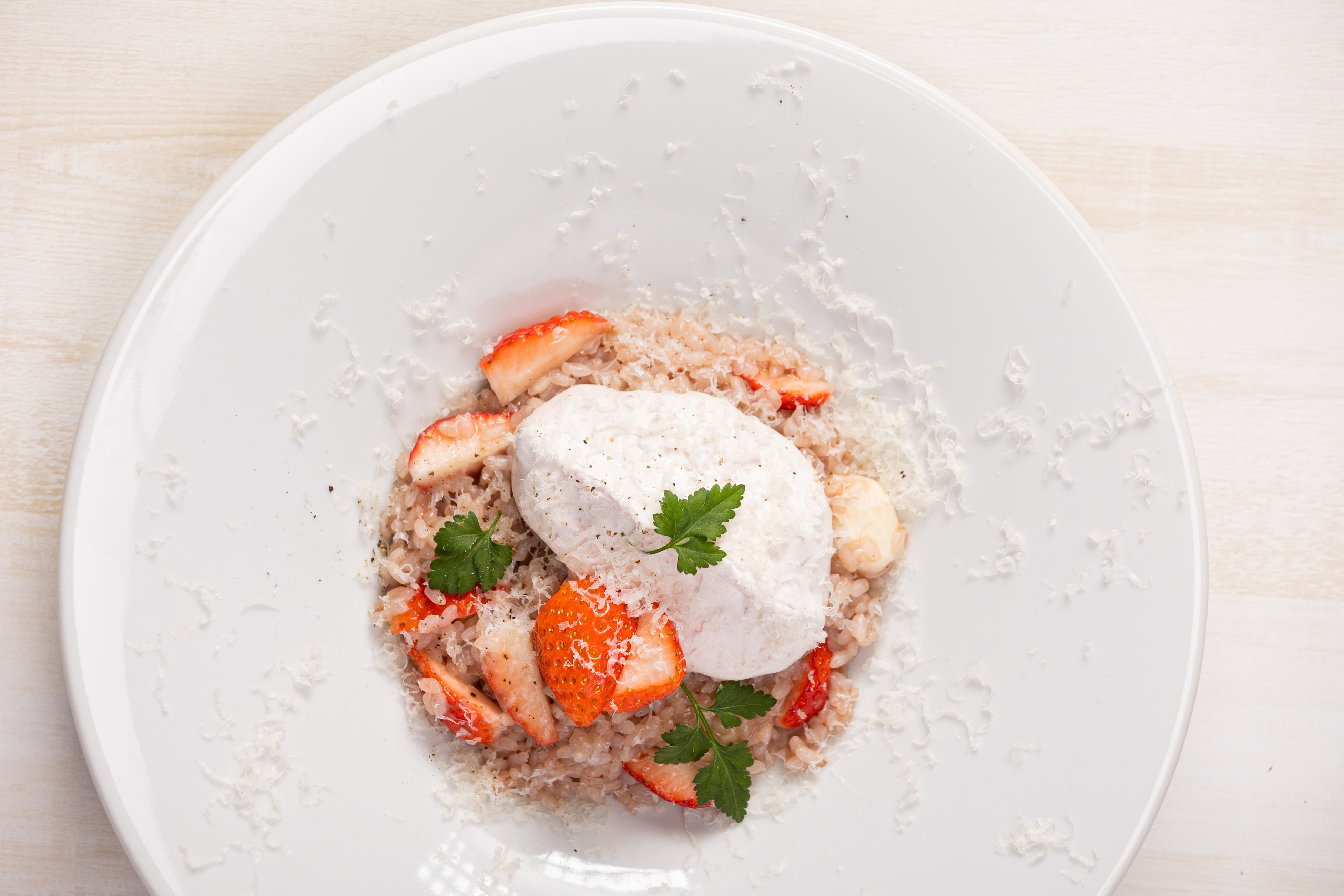 「苺のリゾット バルサミコクリーム」（イメージ）