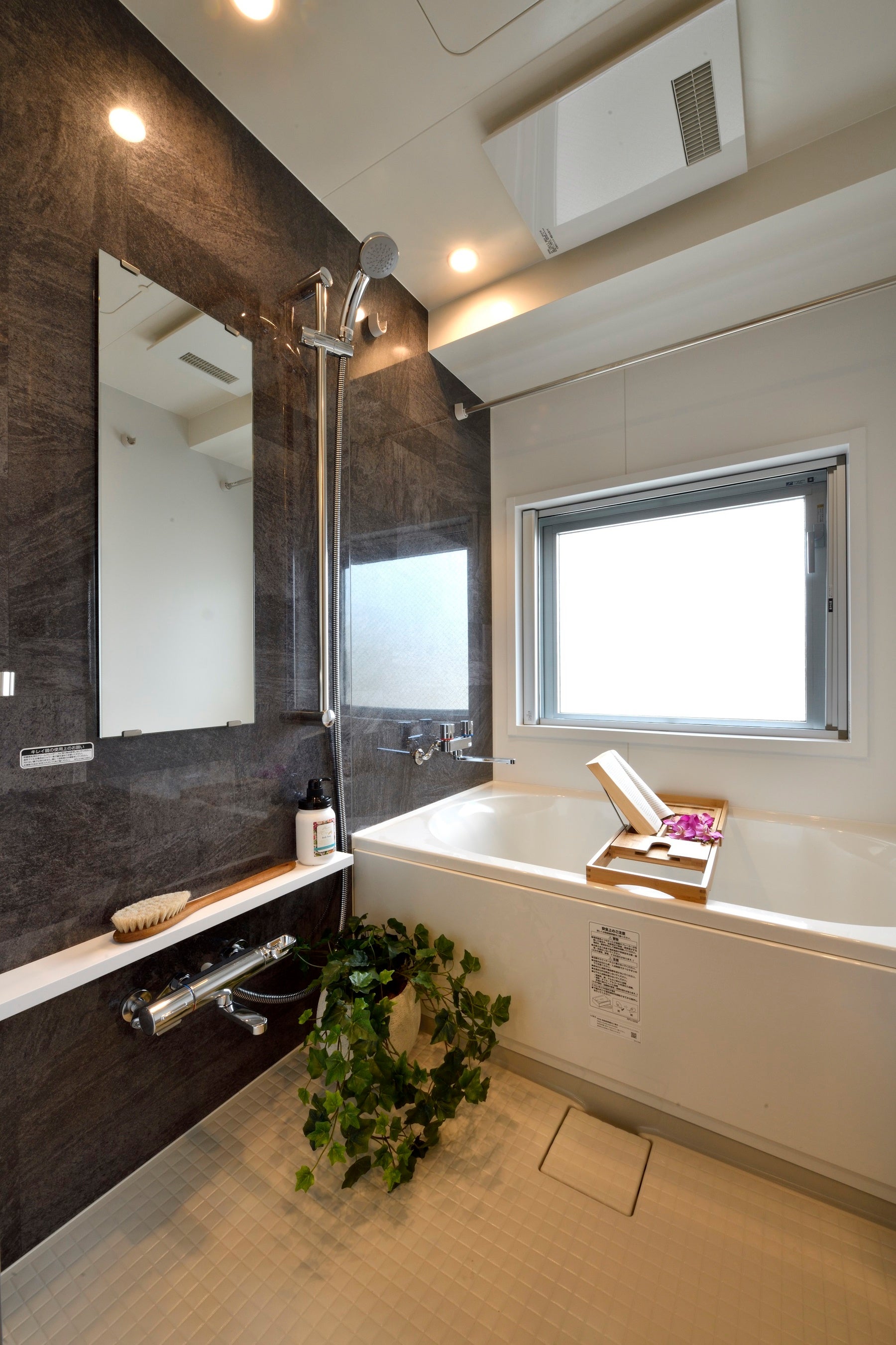 採光と通風を確保したバスルーム