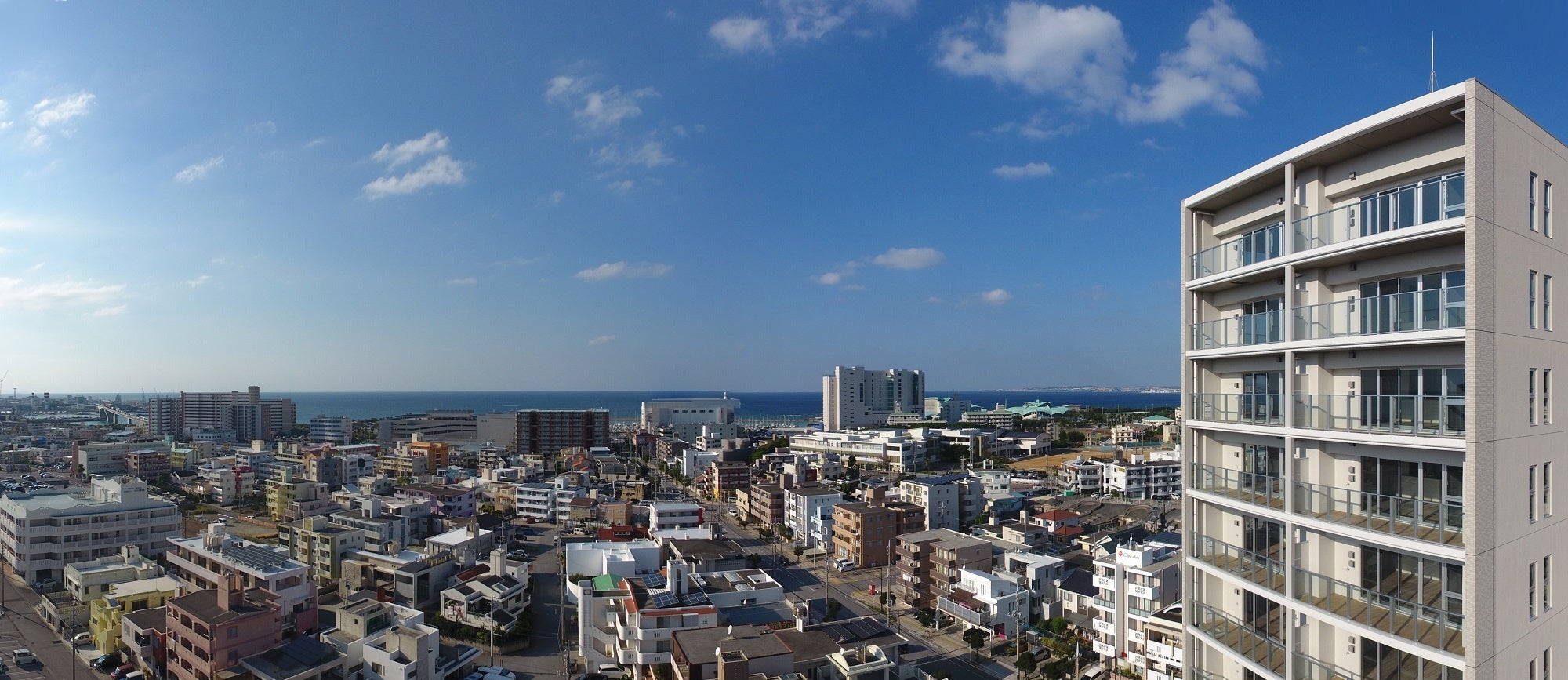 外観（右建物）と周辺の風景