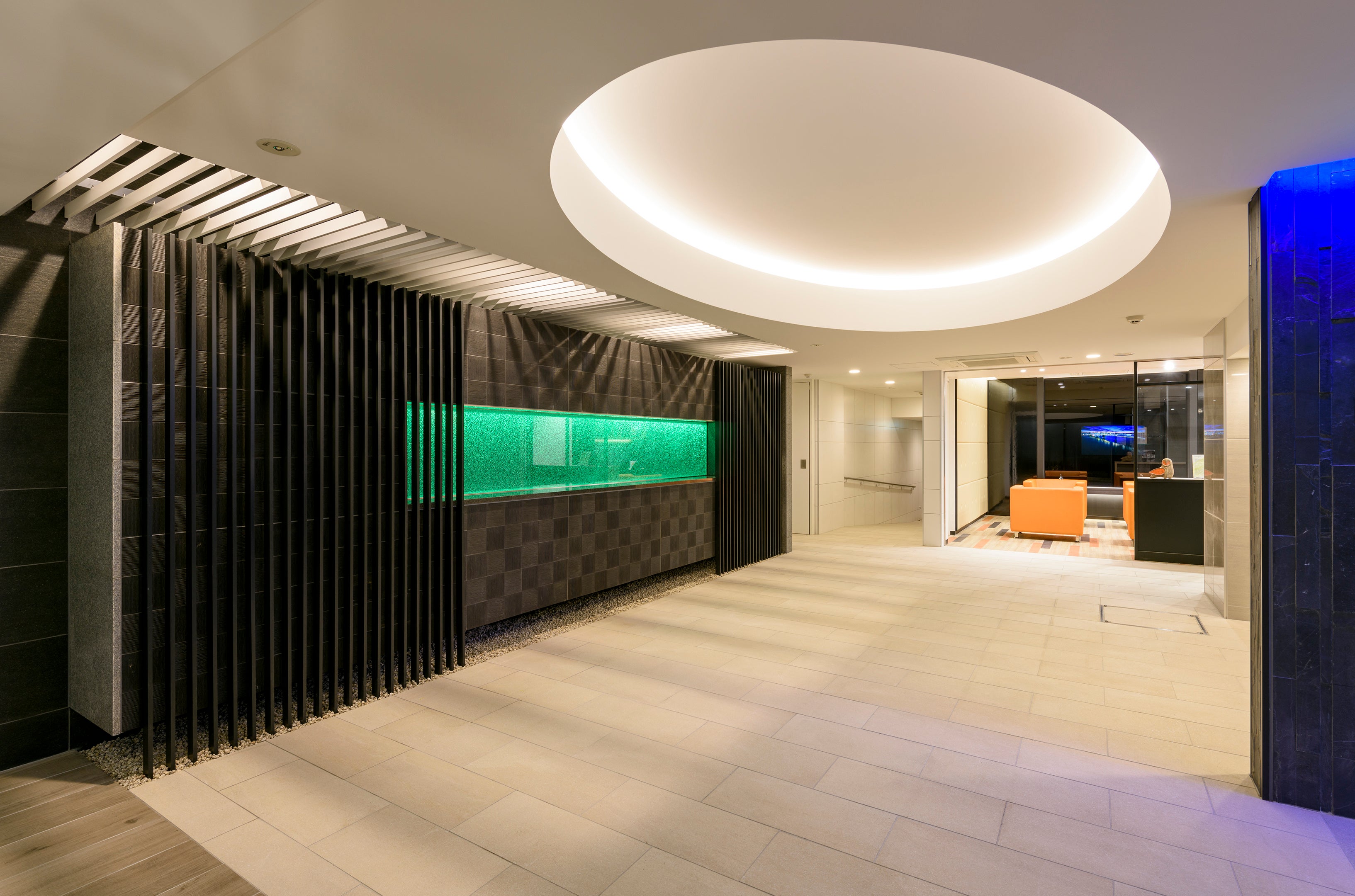 時間帯で色が変わるエントランスの壁面（ベルファース西五反田）