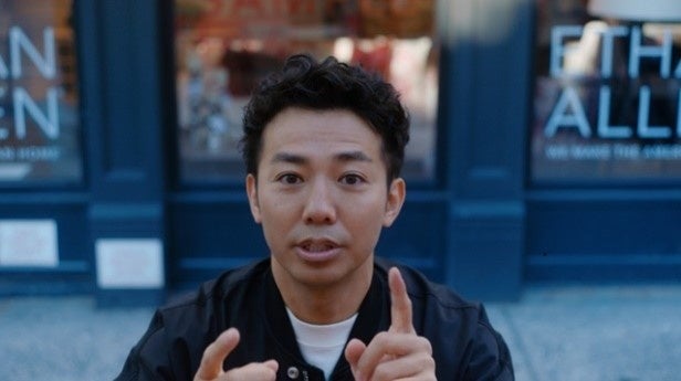 キッチンカーの店主と会話する綾部さん