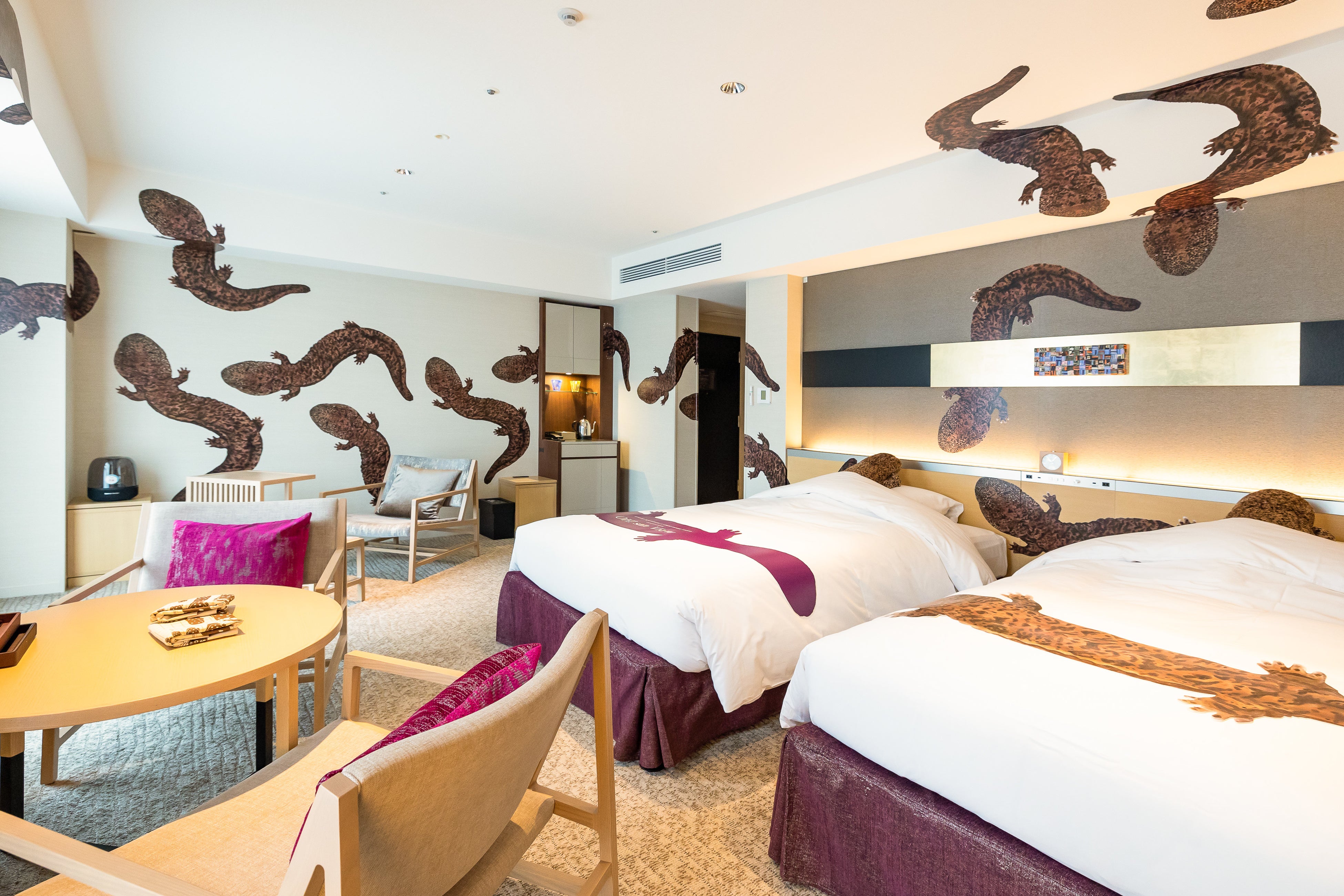 OH! san View Room 第1弾の客室。オオサンショウウオの数がパワーアップ