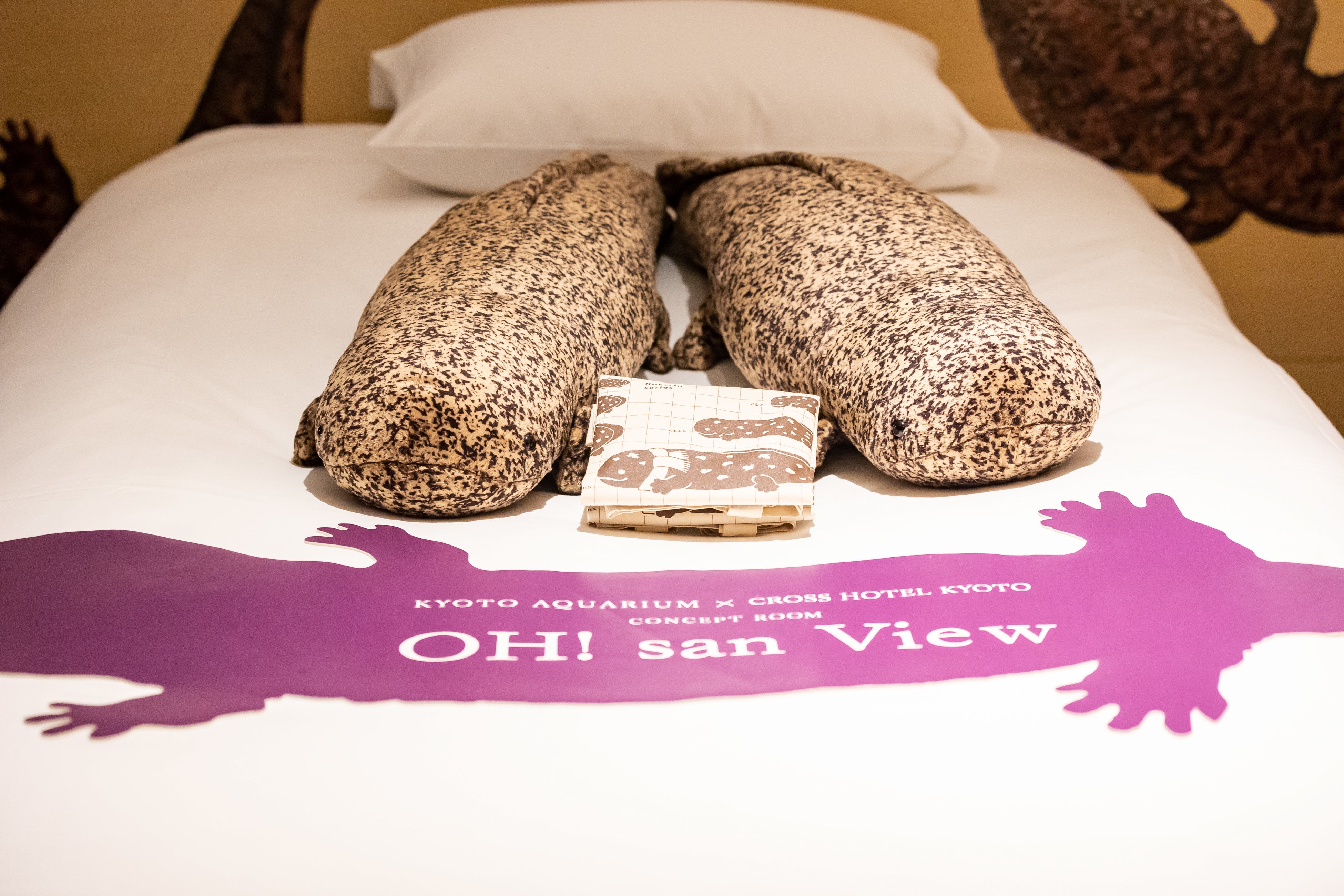 選べるお土産①エコバッグ付きオオサンショウウオのぬいぐるみ（イメージ）