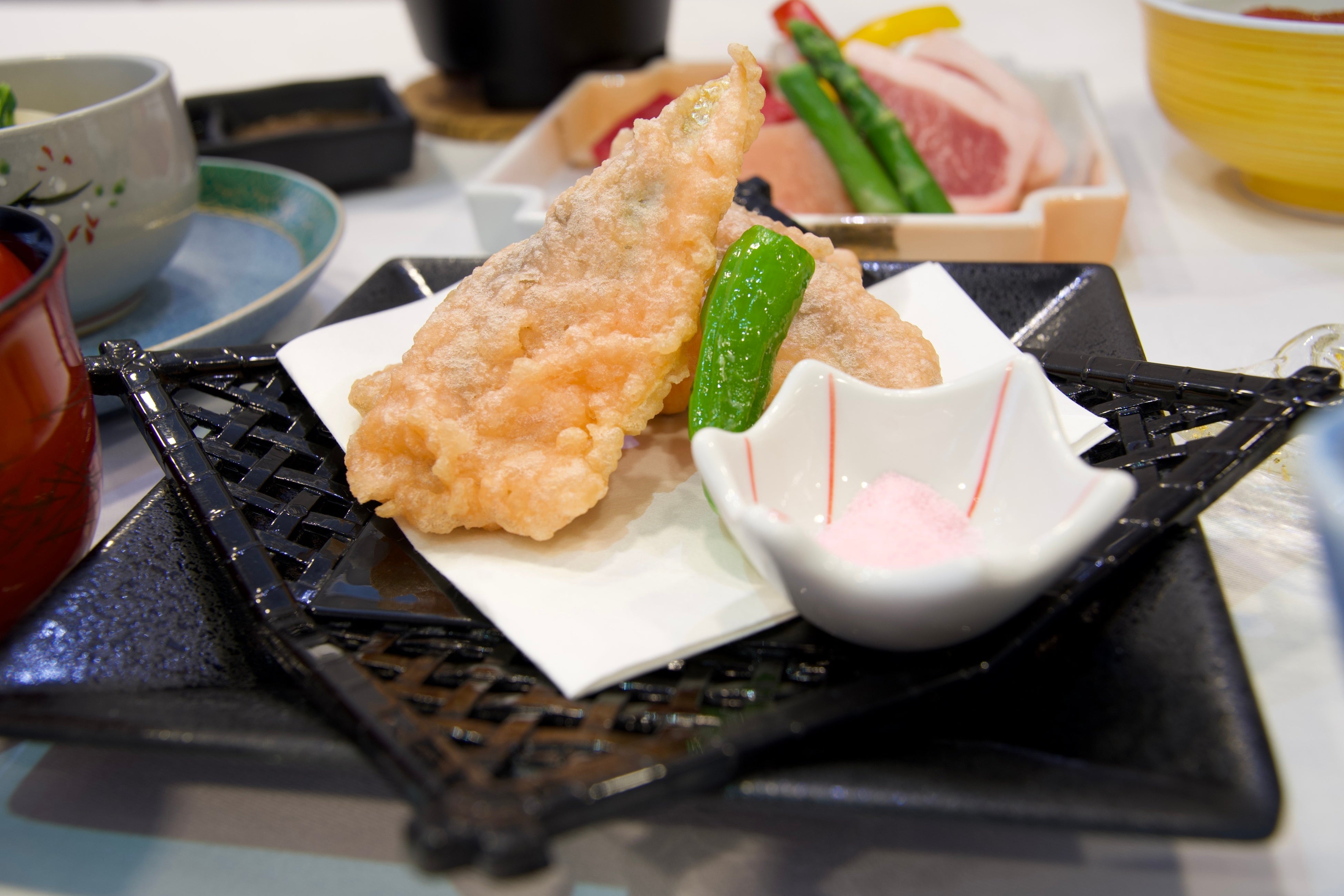 会席メニューから「鰯の天ぷら　香梅塩」（イメージ）
