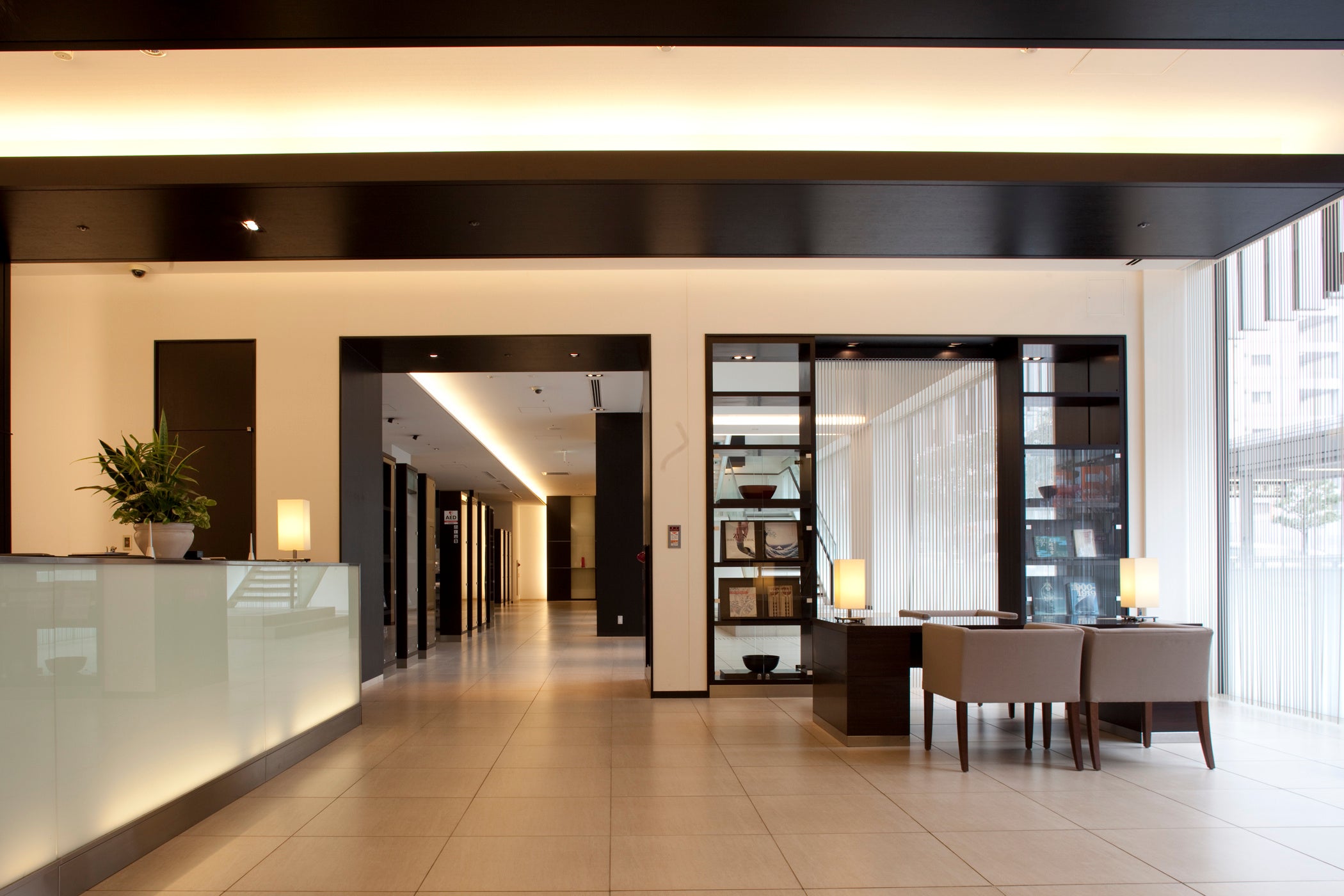 クロス・ウェーブ梅田 1階ロビー