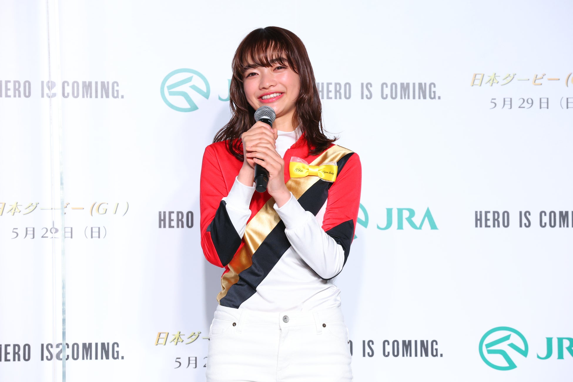 第回日本ダービーpr発表会 見上愛さんは ジョッキー姿 で馬像に乗って ハライチ 澤部佑さんは フォーマルなスーツ姿 で登場 馬像に乗っての入場に 見上さんも思わず 本物みたい と大興奮 日本中央競馬会のプレスリリース 第回日本ダービーpr発表会 見上愛さんは ジョッキー姿 で馬像に乗って ハライチ 澤部佑さんは フォーマルなスーツ姿 で登場 馬像に乗っての入場に 見上さんも思わず 本物みたい と大興奮 日本中央競馬会のプレスリリース