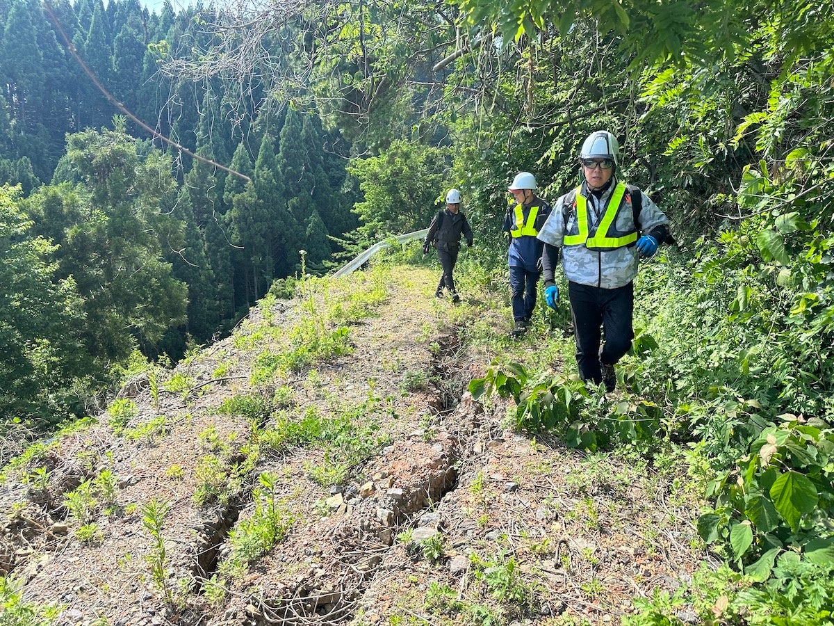 崩れた箇所を乗り越えて荷受け地点に向かいます