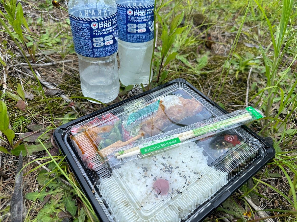 お昼のお弁当も空輸