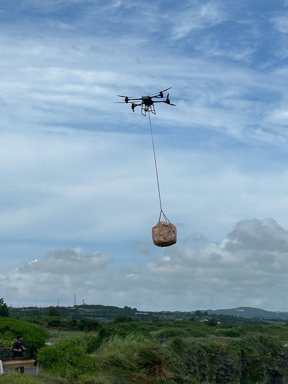 ドローンによる海洋ゴミの移送フライトを実施、1時間で約500kgの回収に成功【鹿児島県・沖永良部島】 | 一般社団法人日本ドローンビジネスサポート協会のプレスリリース