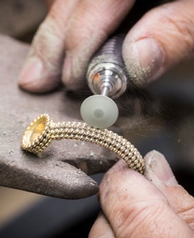 ペルレ トワ エ モア シークレットウォッチのゴールドの土台を研磨する作業