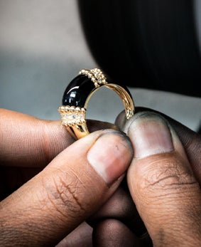 オニキスとダイヤモンドをセットしたペルレ クルール リングを仕上げる研磨作業