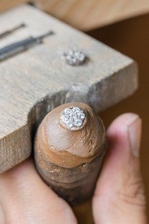 フルーレット リングのダイヤモンドの花冠