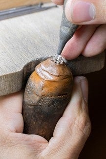 フルーレット モチーフに ダイヤモンドをセッティング