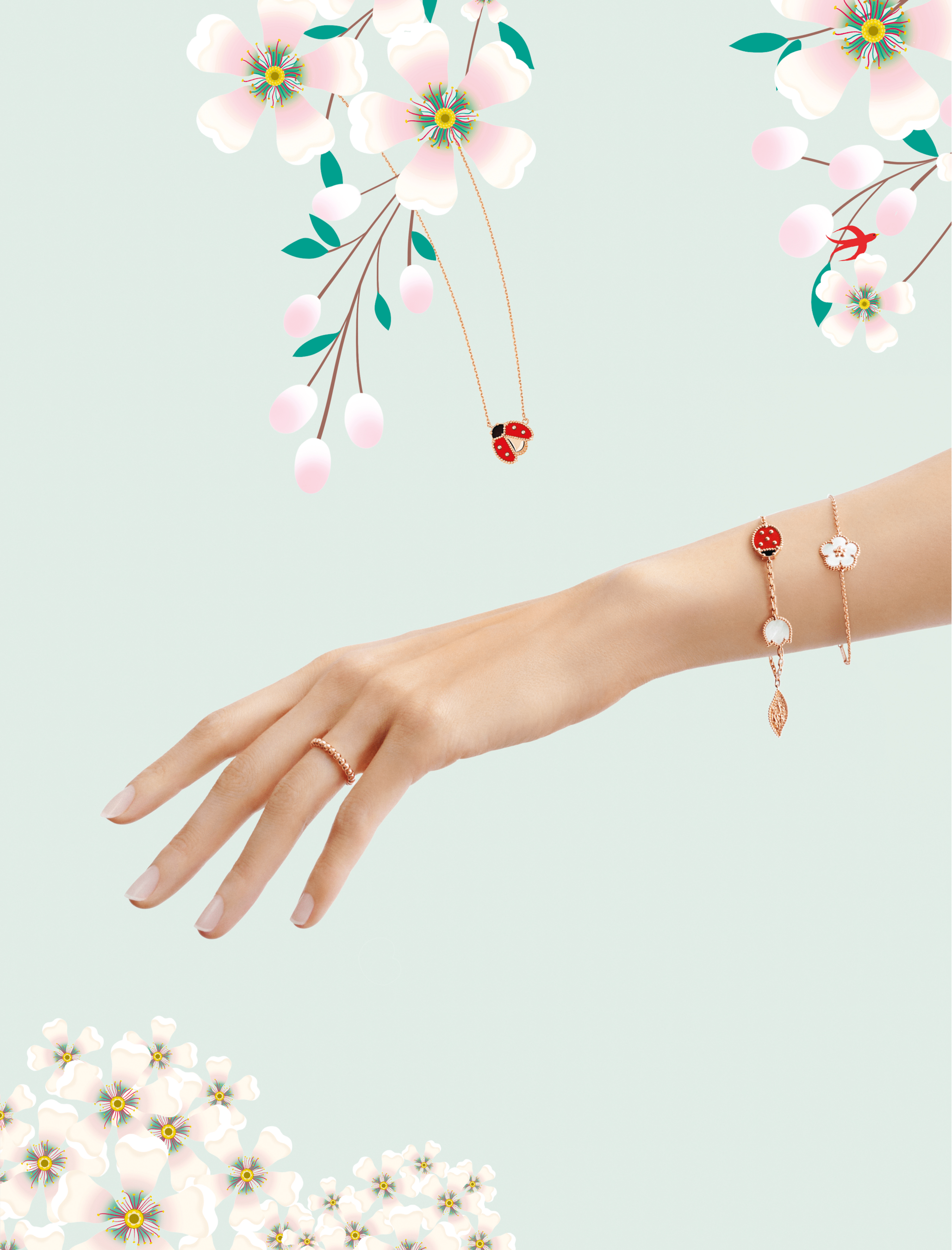 左から右：ペルレ ゴールドパール リング、スモールモデル、ラッキー スプリング ペンダント、オープンウィング レディバグ、ラッキー スプリング ブレスレット、5モチーフ、ラッキー スプリング ブレスレット、プラムブロッサム