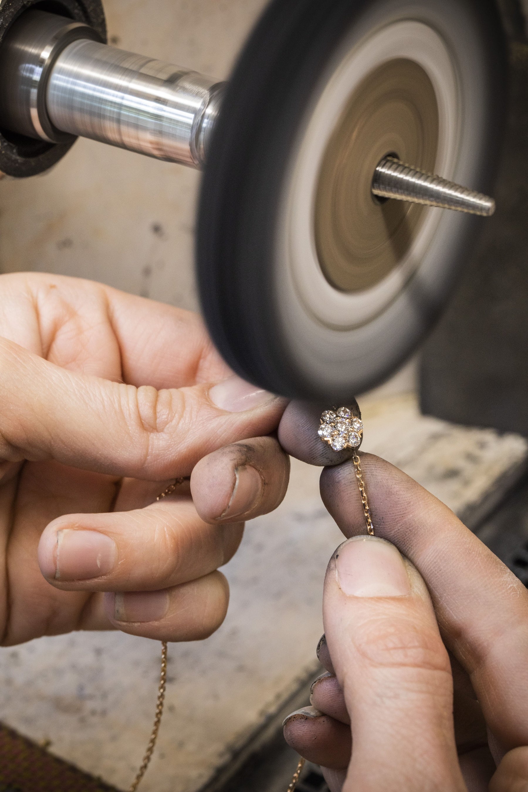 やすりによる研磨作業